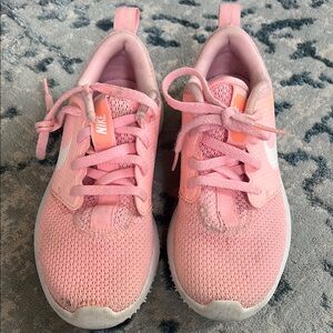 Nike Pink Sneakers Modern Lightweight Design